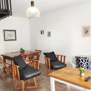 a dining room with a table and chairs at Pepa in Tandil +4 photos