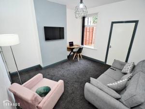 a living room with a couch and two chairs and a tv at BIRMINGHAM HOME : STYLISH : WELCOMES ALL in Birmingham
