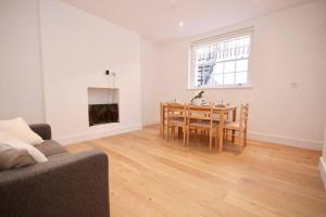 sala de estar con mesa de comedor y sofá en Lovely flat in Baker street, en Londres