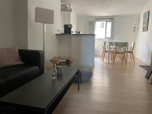 sala de estar con sofá y mesa en Appartement cosy au cœur de l’Écusson, en Montpellier