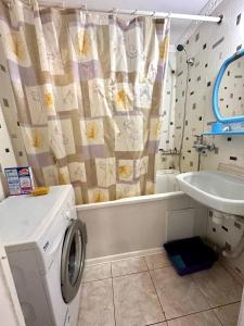 y baño con lavadora y lavamanos. en Room Alfirdauas, en Targuist