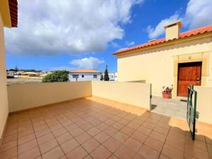 a backyard with a fence and a house at Desertrose in Porto Santo