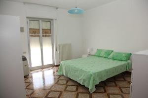 Ένα ή περισσότερα κρεβάτια σε δωμάτιο στο casa med polignano a mare