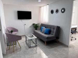 sala de estar con sofá y TV en Vive Copacabana, en Copacabana