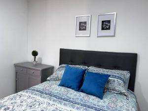 Un dormitorio con una cama con almohadas azules y una mesa. en Vive Copacabana, en Copacabana