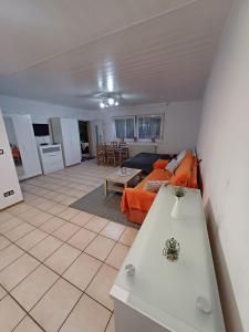 een woonkamer met een bank en een tafel bij Ferienwohnung Neli am Rhein in Rheinbrohl