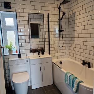 Gallery image of Stylish bungalow with complimentary breakfast on the first morning in Lancing