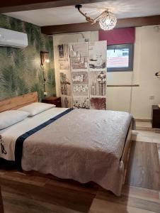 - une chambre avec un lit et un lustre dans l'établissement IL Vicoletto, à Serra San Bruno