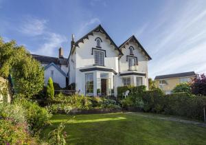 una gran casa blanca con patio en Salty House Shaldon, en Shaldon