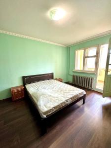 1 dormitorio con 1 cama en una habitación con paredes verdes en Room Alfirdauas, en Targuist