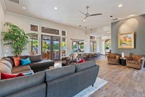 ein Wohnzimmer mit zwei Sofas und ein Wohnzimmer mit in der Unterkunft Ultimate Luxury Retreat Over 1 4 Acres Pool Spa More in La Quinta