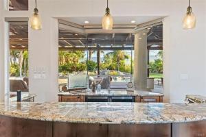 eine Küche mit einer großen Marmoroberfläche in der Unterkunft Ultimate Luxury Retreat Over 1 4 Acres Pool Spa More in La Quinta