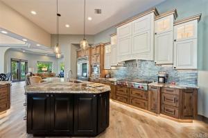 eine große Küche mit weißen Schränken und einer großen Insel in der Unterkunft Ultimate Luxury Retreat Over 1 4 Acres Pool Spa More in La Quinta