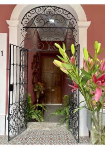 een toegang tot een huis met een houten deur bij Quinta La Perla in Guadalajara