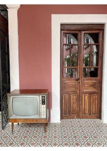 an old television sitting in front of a door at Quinta La Perla in Guadalajara