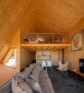una sala de estar con un sofá grande en una cabaña en QUINTA DA FAÍSCA - Agro Turismo en Favaios