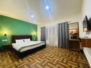 1 dormitorio con 1 cama y TV en DISHA SILVER PEAK Hotel en Pelling