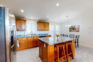 O bucătărie sau chicinetă la Apache Abode