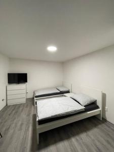 Una cama o camas en una habitación de Penzion Fortuna Žatec