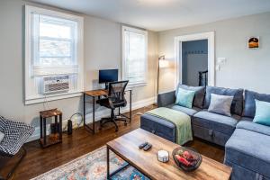 Istumisnurk majutusasutuses 3BR Home with In-Unit Laundry, Parking, Sound Bar