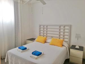 ein Schlafzimmer mit einem Bett mit zwei Handtüchern darauf in der Unterkunft Apartments Yes, Es Pujols-Formentera vacaciones in Es Pujols
