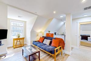 Ridgevale Suite في تشاتام: غرفة معيشة مع أريكة زرقاء وطاولة