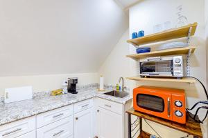 eine Küche mit einer orangefarbenen Mikrowelle auf der Theke in der Unterkunft Ridgevale Suite in Chatham
