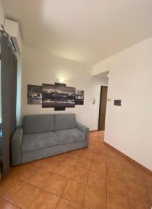 un soggiorno con divano e pavimento piastrellato. di Beccaria Suite Firenze a Firenze