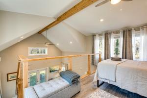 アトランタにあるWest Atlanta Craftsman Studio with Front Yard!のベッドとソファのある寝室