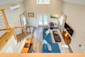 アトランタにあるWest Atlanta Craftsman Studio with Front Yard!のリビングルーム(青いソファ付)のオーバーヘッドビュー