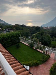 uma varanda com vista para um quintal com relva em VILLABRI em Maratea