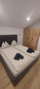 een slaapkamer met een bed met twee handdoeken erop bij Marina 2 in Sesvete