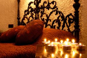 a group of lit candles sitting on a bed at Hotel Rural Albamanjon in Ruidera