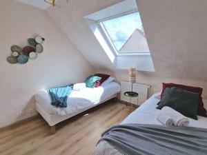 En eller flere senge i et værelse på Les Glazons *T4* Olivet + Parking