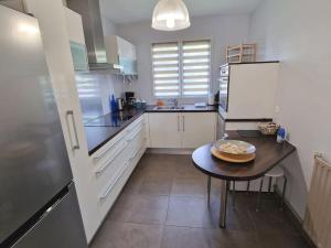 Køkken eller tekøkken på Les Glazons *T4* Olivet + Parking + 2 billeder