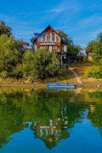 Jarak的住宿－Savski Mir，山上的房子,水里有船