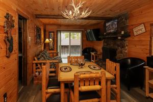 Un comedor con mesa y sillas de madera. en Nicky's Resort, en Estes Park