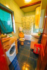 een badkamer met een wasmachine en een wastafel bij Savski Mir in Jarak