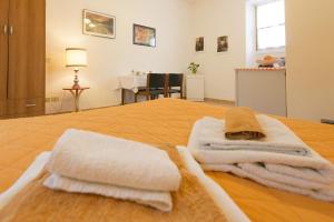 um grupo de toalhas sentadas em cima de uma cama em Affittacamere Donati Nada em Carmignano