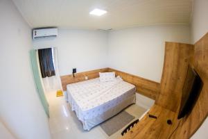 einen Blick über ein Schlafzimmer mit einem Bett in der Unterkunft Hotel Veneza in Itabuna