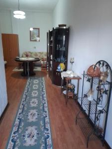 sala de estar con mesa y alfombra en Casa vacanza bel vedere, en Villamassargia