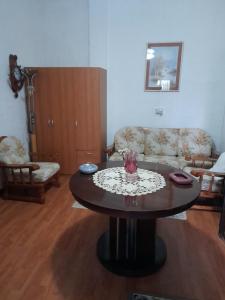 sala de estar con mesa y sofá en Casa vacanza bel vedere, en Villamassargia