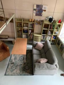 ein Wohnzimmer mit einem Sofa und einem Tisch in der Unterkunft Студія з внутрішнім півповерхом. in Mykolajiw