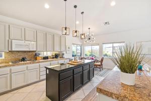 Kuchyň nebo kuchyňský kout v ubytování Luxury Living with Unmatched Views - Green Hills