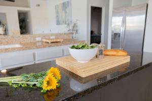 Kuchyň nebo kuchyňský kout v ubytování Luxury Living with Unmatched Views - Green Hills + 60 fotografií