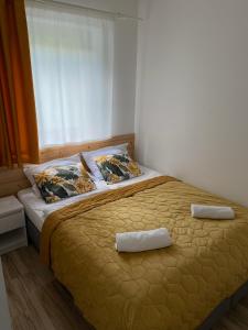 En eller flere senge i et værelse på WIDOKOWY 9 dwupoziomowy SAUNA JACUZZI