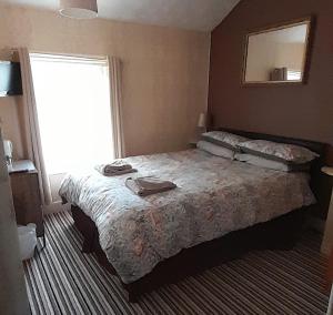 1 dormitorio con cama y ventana en The Rutlands, en Blackpool