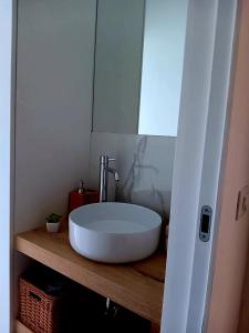 uma casa de banho com um lavatório branco e um espelho. em Sempione Studio em Milão