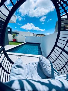 1 cama en un balcón junto a la piscina en Villa Estrela, en Lourinhã