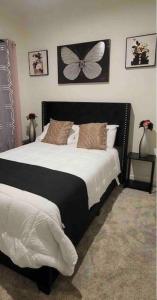 Кровать или кровати в номере Luxurious 3 Story Townhome